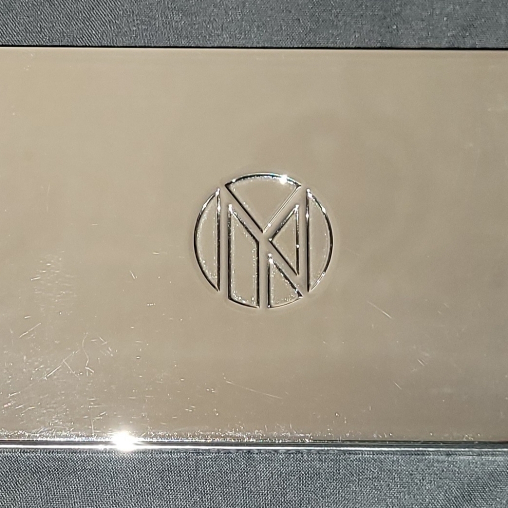 IL MAKIAGE Silver Rectangular Compact with Logo